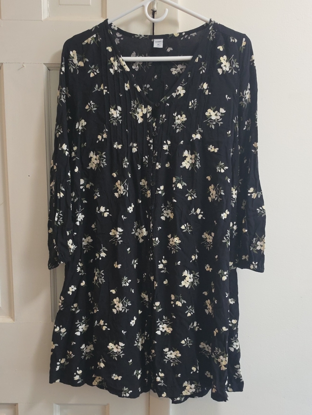 Old Navy Black Floral Long-Sleeve V-Neck Dress